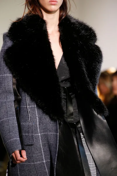 Look 10
